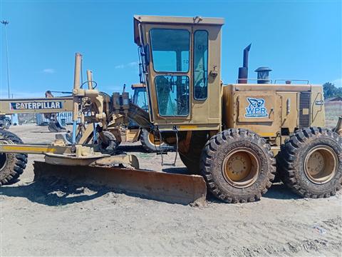 Caterpillar 140G motor grader with blade lowered